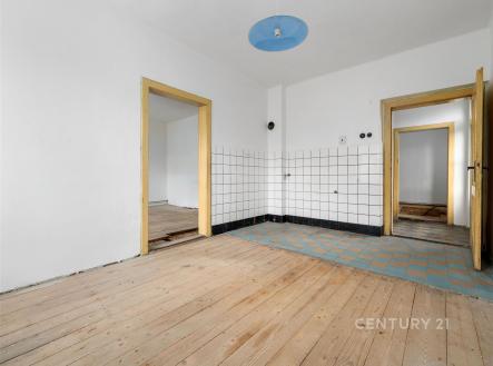 Světlý pokoj s dřevěnou podlahou, dlažba v části místnosti, bílé stěny, velká okna, renovace potřeba, otevřený prostor | Prodej - dům/vila, 95 m²