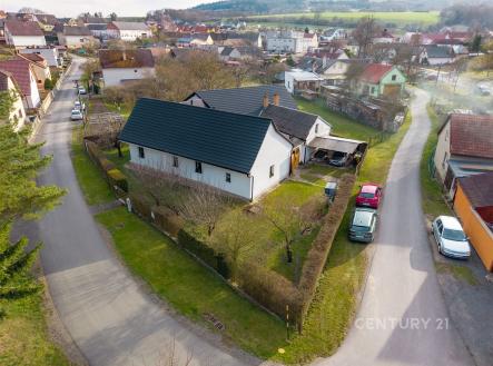 Útulný rodinný dům s dřevěnou střechou, nově rekonstruovaný, obklopený prostornou zahradou v klidné venkovské čtvrti. | Prodej - dům/vila, 150 m²