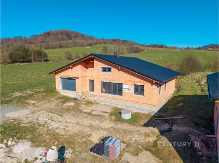 Nedokončený rodinný dům s hrubou stavbou a betonovou střešní krytinou v malebné venkovské krajině, ideální pro rekonstrukci. | Prodej - dům/vila, 225 m²