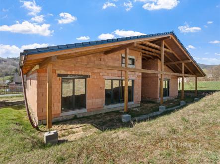 Bungalov v rekonstrukci s dřevěnou konstrukcí, velkými okny a moderním střešním designem, ideální pro milovníky přírody a klidu. | Prodej - dům/vila, 225 m²