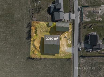 Pozemek o rozloze 2030 m² se nachází v klidné lokalitě, ideální pro stavbu rodinného domu. Dobrý přístup z asfaltové silnice, možnost zahrady či terasy. | Prodej - hotel, 393 m²