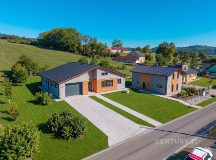 Předzahrádka s moderním rodinným domem, dřevěná fasáda, prostorný pozemek, na kraji klidné obce s přístupem k přírodě | Prodej - hotel, 393 m²