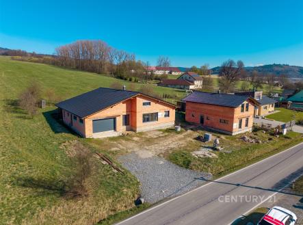 Jednopodlažní dům s terasou, dřevěnými prvky a novou střechou na klidné okraji vesnice, okolní příroda a výhledy na krajinu | Prodej - hotel, 393 m²