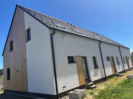 Novostavba se sedlovou střechou kombinuje moderní dřevěné obložení a omítku, nabízí energeticky úsporné bydlení v klidné lokalitě. | Prodej bytu, 4+kk, 112 m²