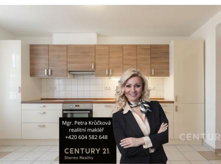 Moderní kuchyň s dlažbou, vestavěnými skříněmi a velkými okny poskytujícími dostatek světla, vybavená moderními spotřebiči a dřevěným obkladem. | Prodej bytu, 2+1, 65 m²