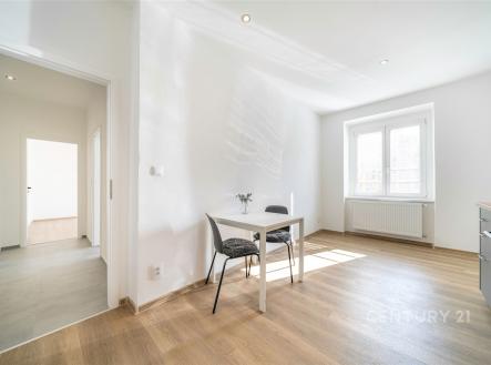Světlá jídelna s parketovou podlahou, velkými okny a moderním vybavením, nabízí útulný a rekonstruovaný prostor pro stolování. | Pronájem bytu, 2+1, 57 m²