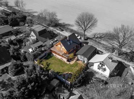 Rodinný dům s moderní střechou a velkou terasou, obklopený udržovanou zahradou. Klidná lokalita, prostorný pozemek, ideální pro rodinné bydlení | Pronájem - dům/vila, 120 m²