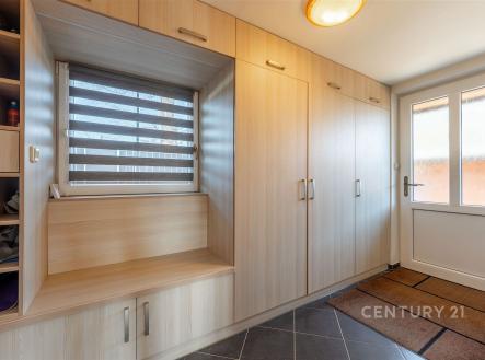 Vstupní hala s vestavěnými skříněmi, dlažba na podlaze a moderní osvětlení, poskytuje praktické úložné prostory a elegantní design. | Pronájem - dům/vila, 120 m²