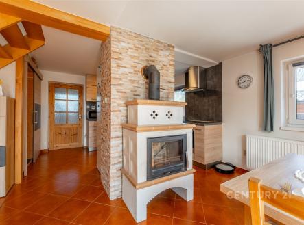 Kuchyň s dlažbou, krbová kamna a dřevěné prvky, moderní styl, světlý interiér, vynikající pro rodinné bydlení | Pronájem - dům/vila, 120 m²