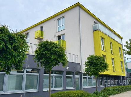 Moderní bytový dům s barevnou fasádou, plastovými okny a zelenými balkony, vhodný pro rodinné bydlení ve městě. | Pronájem bytu, 2+kk, 58 m²
