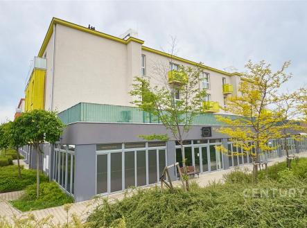 Moderní komerční prostor s prosklenou fasádou a upraveným okolím, ideální pro podnikání v klidné lokalitě s dobrou dostupností. | Pronájem bytu, 2+kk, 58 m²