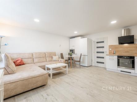 Světlý obývací pokoj s moderní kuchyní, parketová podlaha, vestavěné spotřebiče, světlý interiér, minimalistický design | Prodej bytu, 4+kk, 74 m²