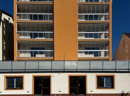 Pohled na dům z rezidentního parkoviště | Pronájem bytu, 3+kk, 80 m²