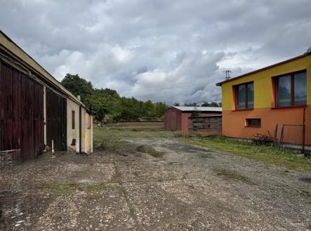 Pohled na nádvoří a zadní část | Pronájem - malý objekt/garáž