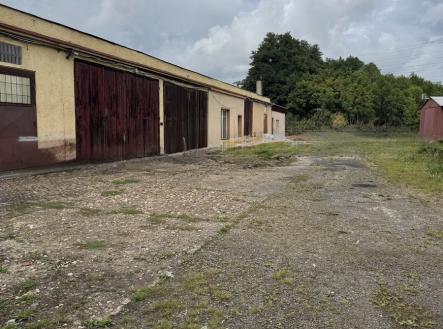 Garáže pohled zepředeu | Pronájem - malý objekt/garáž