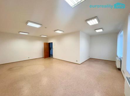 487874747-1715634465689710-8334605389700196753-n.jpg | Pronájem - kanceláře, 40 m²