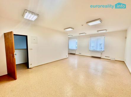 488874429-613634358339275-6221667964881719767-n.jpg | Pronájem - kanceláře, 40 m²