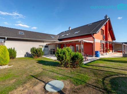 pohled na dům | Prodej - dům/vila, 270 m²