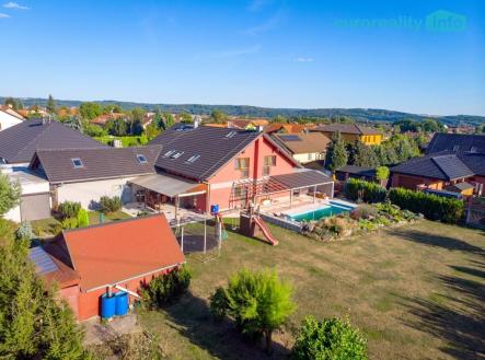 pohled na dům | Prodej - dům/vila, 270 m²
