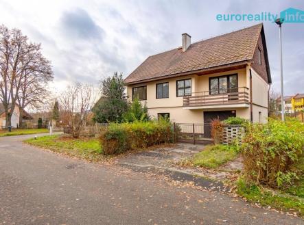 celkový pohled na dům | Prodej - dům/vila, 250 m²