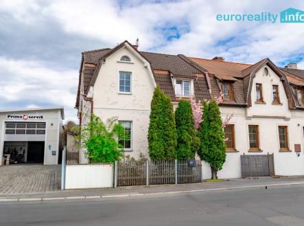pohled na dům z ulice | Prodej - dům/vila, 160 m²