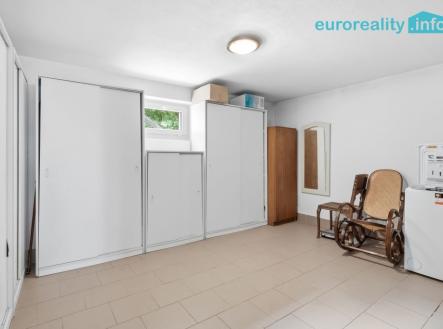 šatna přízemí | Prodej - dům/vila, 190 m²