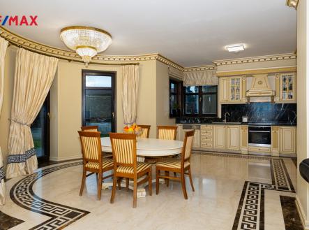 8.jpg | Pronájem - dům/vila, 450 m²