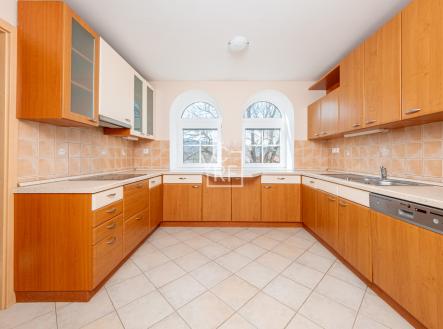 zacler-132.jpg | Prodej - nájemní dům, 425 m²