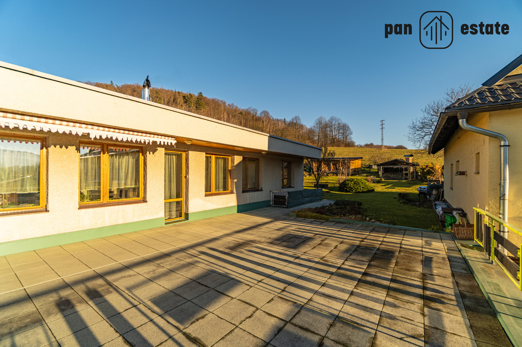 Terasa propojena se zahradou a obývací částí