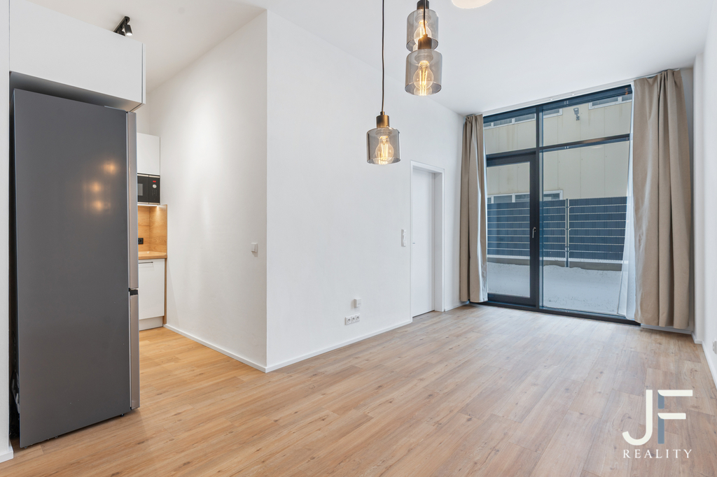 Obývací pokoj je částečně oddělen od kuchyňského koutu