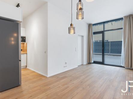 Obývací pokoj je částečně oddělen od kuchyňského koutu | Pronájem bytu, 2+kk, 84 m²