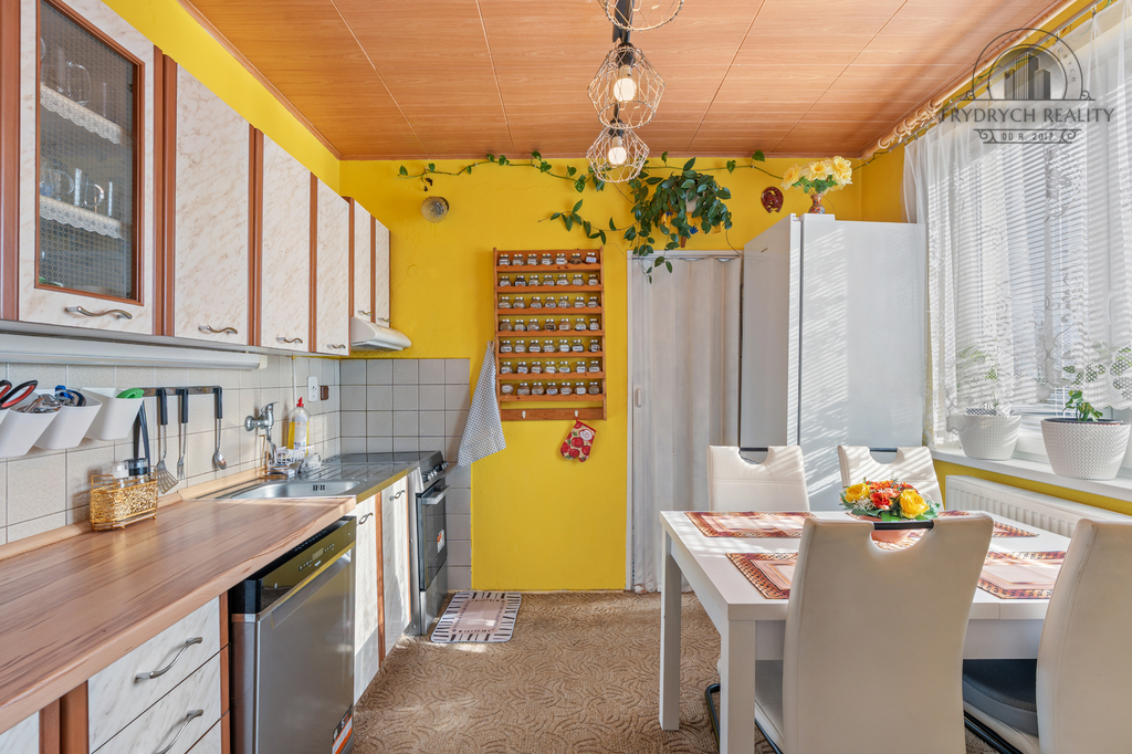 Kuchyně přístupná z obyváku