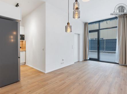 Obývací pokoj je částečně oddělen od kuchyňského koutu | Pronájem bytu, 2+kk, 84 m²