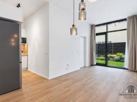 Obývák s kuchyní a vstupem na zahradu | Pronájem bytu, 2+kk, 84 m²