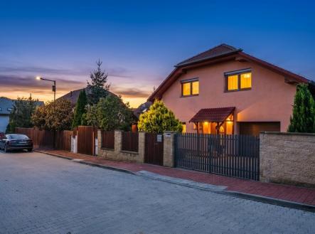 Hešpice 309 noční foto z ulice | Prodej - dům/vila, 240 m²