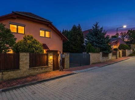 Hešpice 309 noční foto z ulice (2) | Prodej - dům/vila, 240 m²