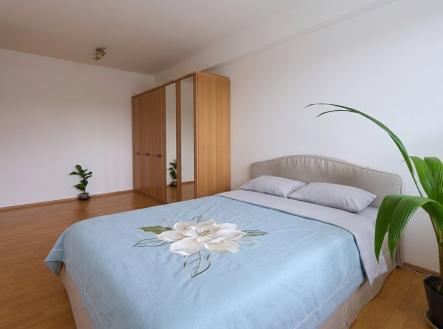 Postel_s_modrým_202604191431 | Prodej bytu, 3+kk, 101 m²