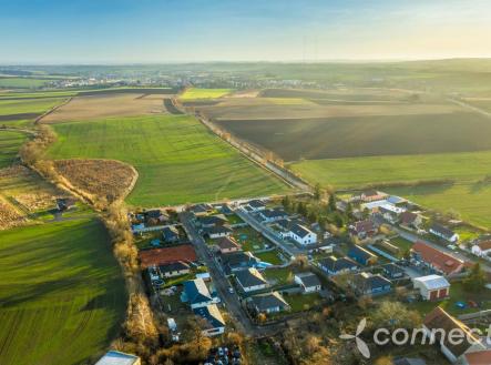 pohled zeshora s vytažením pozemku.jpg | Prodej - pozemek pro bydlení, 888 m²