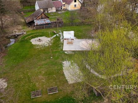 Velká zahrada s travnatým povrchem a pergolou, ideální pro rodinné aktivity. Klidná lokalita obklopená přírodou a vzrostlými stromy. | Prodej - pozemek, ostatní, 3 617 m²