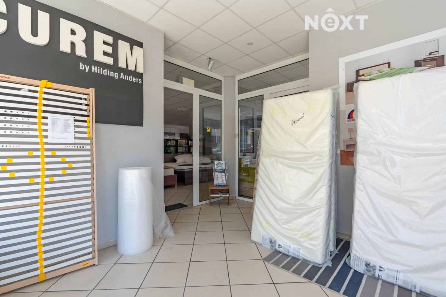 Pronájem komerční Obchodní prostory, 228㎡