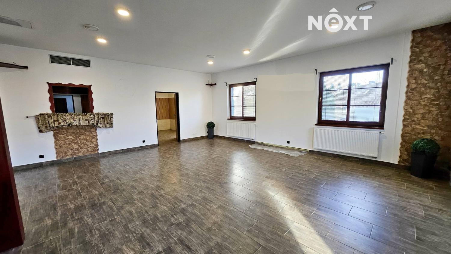 Pronájem komerční Obchodní prostory, 193㎡