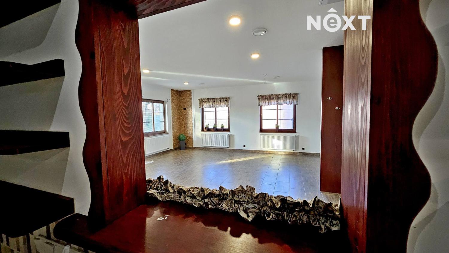 Pronájem komerční Obchodní prostory, 193㎡