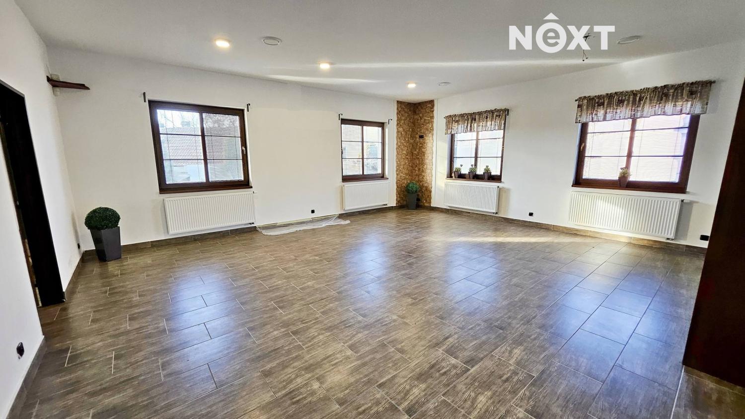 Pronájem komerční Obchodní prostory, 193㎡