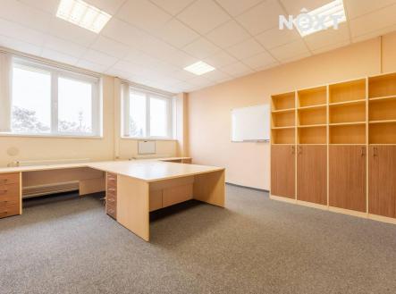 Pronájem - kanceláře, 251 m²