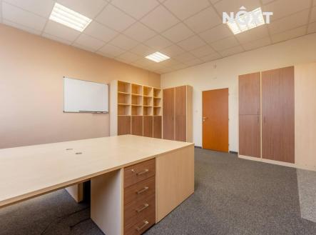 Pronájem - kanceláře, 251 m²
