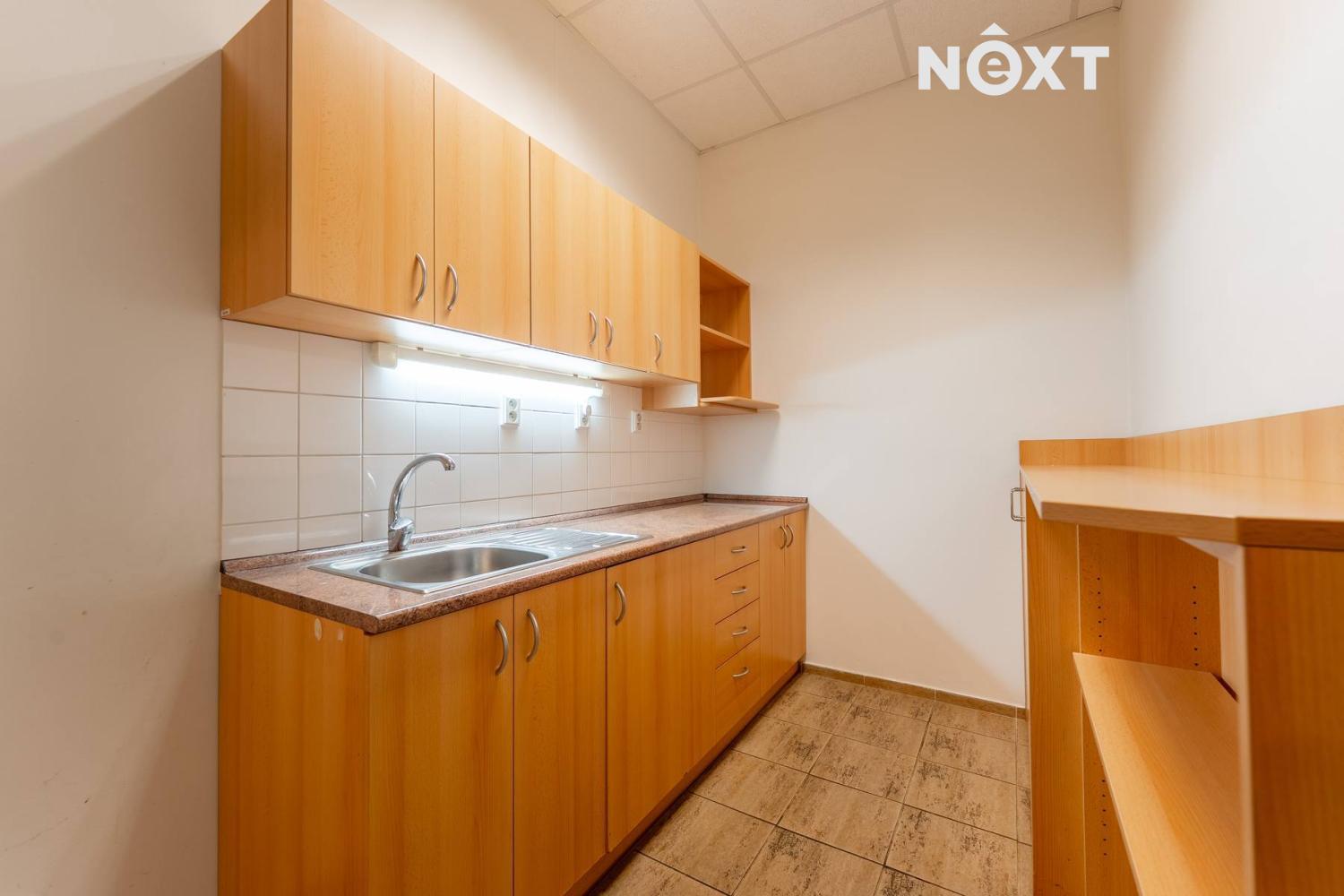 Pronájem komerční Kanceláře, 175㎡