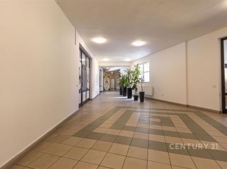 . | Pronájem - obchodní prostor, 51 m²