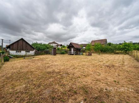 Prostorná zahrada s udržovaným trávníkem, oplocením a okolní zelení, ideální pro rodinné aktivity nebo zahradničení na venkovské usedlosti. | Prodej - pozemek pro bydlení, 1 139 m²