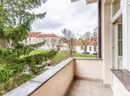 Balkon s dlažbou nabízí výhled na zeleň, přístup z prosklených dveří, ideální pro relaxaci. Vhodný pro rekonstrukci na moderní prostor. | Prodej bytu, 3+1, 92 m²