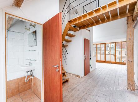 Světlý mezonet s dřevěnou podlahou, velkými okny a moderním schodištěm, který nabízí výhled na město a prostorný interiér. | Prodej bytu, 2+kk, 54 m²